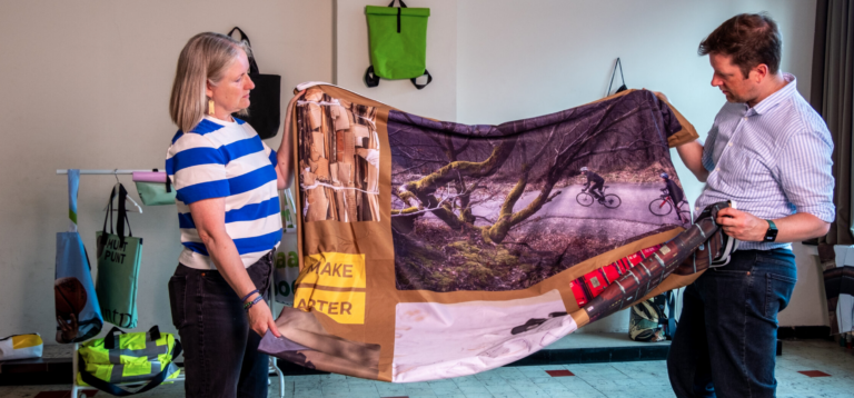 Upcyclen van textiel tot unieke tassen