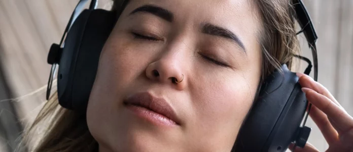 Repeat audio header - vrouw met Repeat koptelefoon